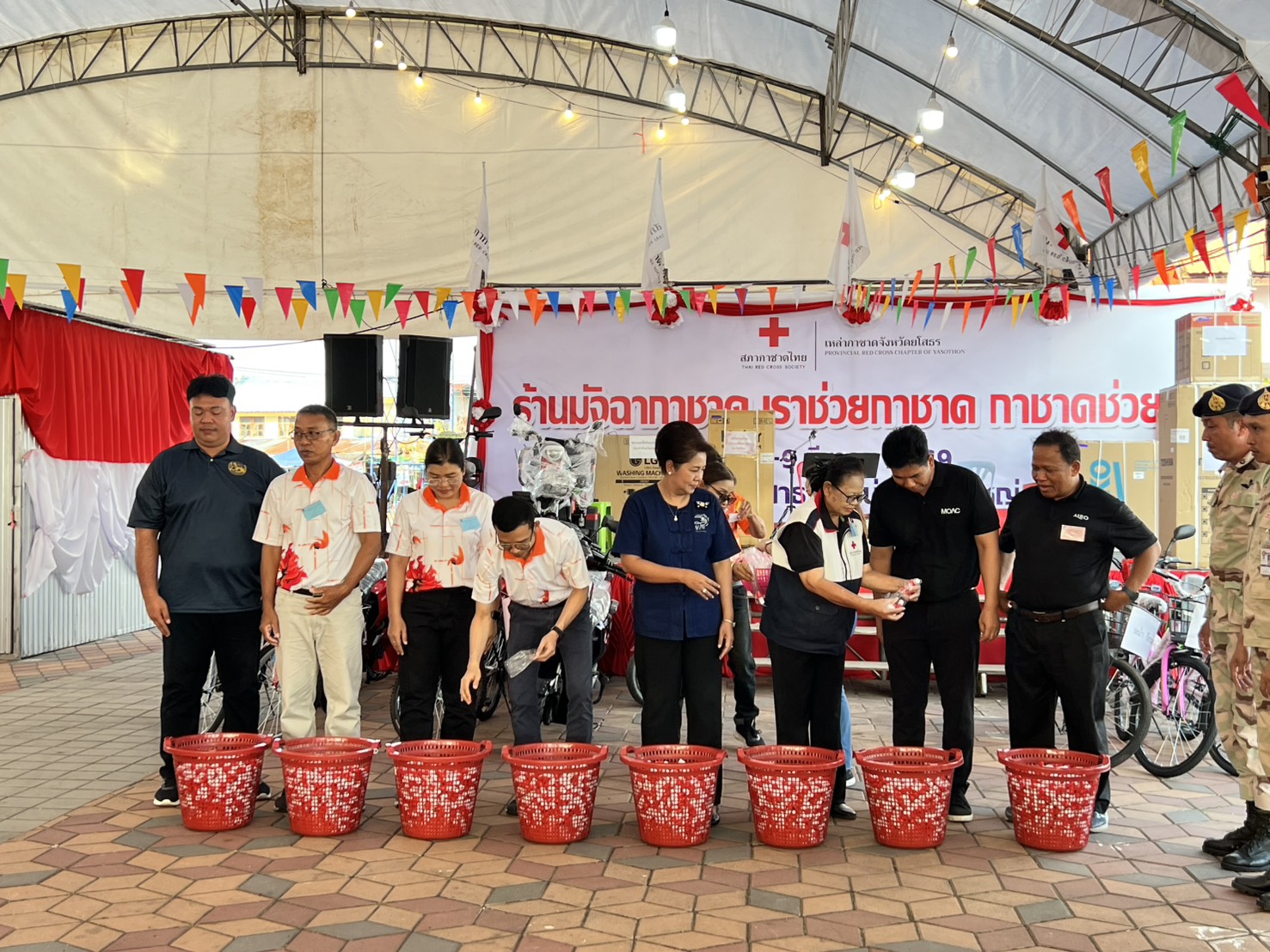 title - ส.ป.ก.ยโสธร ร่วมเป็นสักขีพยานในการมอบรางวัลและร่วมจำหน่ายบัตรกาชาดในงานสถาปนาจังหวัดยโสธร ประจำปี 2569